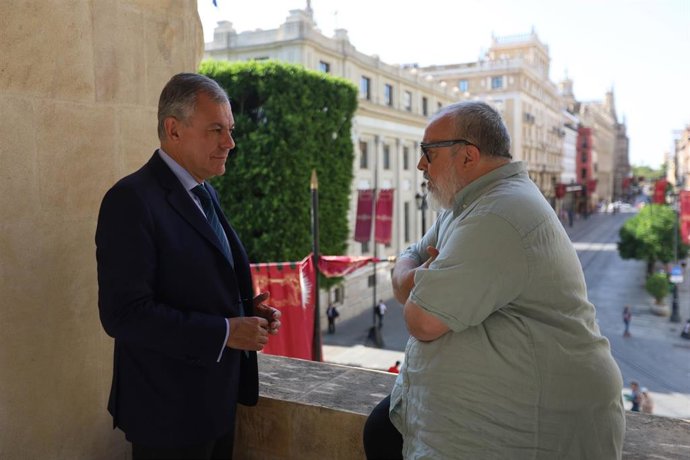El alcalde de Sevilla, José Luis Sanz, con el cineasta Álex de la Iglesia, en el Ayuntamiento.