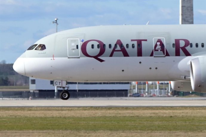 Archivo - Un avió de Qatar Airways
