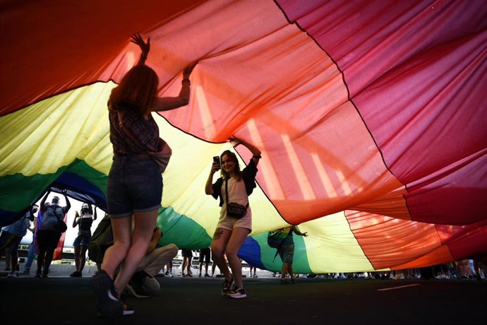 Archivo - Dos chicas participan en una manifestación convocada por el Día Internacional del Orgullo LGTBI