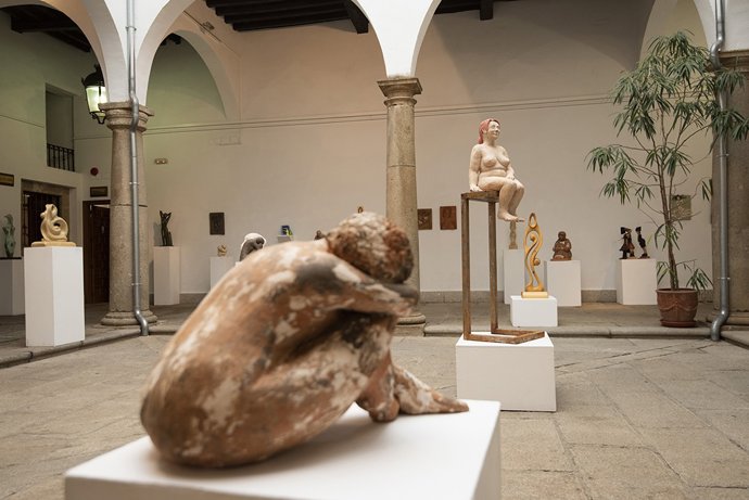 Alumnos de la Escuela de Bellas Artes de Plasencia muestran sus trabajos en la exposición de fin de curso que se puede ver en el complejo cultural Santa María