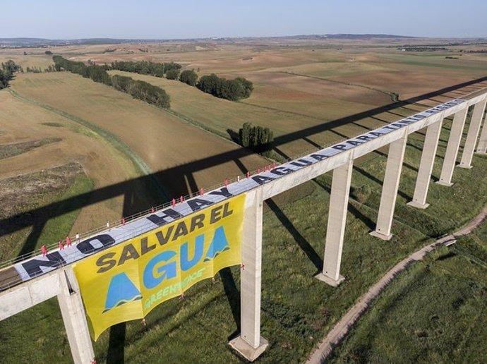 Unos 25 activistas de Greenpeace se han desplazado hasta el acueducto de Cigüela, en Cuenca, para desplegar una enorme pancarta de 225 metros con el lema "no hay agua para tanto regadío".