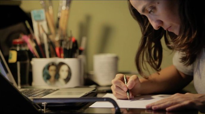 La ilustradora Isabel Ruiz dibujando.
