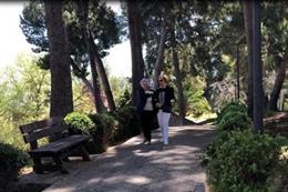 Un voluntario acompañada a una persona ciega durante un paseo.