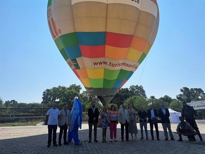 Presentación de la campaña turística de verano de Diputación 'Hay otra Sevilla', en el Muelle de la Sal, que visitará ocho playas andaluzas y el Algarve portugués.