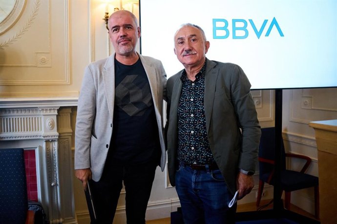 Los secretarios generales de CCOO, Unai Sordo (i), y de UGT, Pepe Álvarez, en el curso de la UIMP.