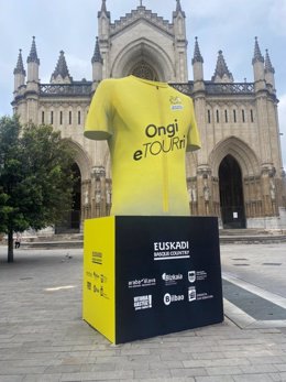 Busto gigante del Tour de Francia en la plaza de la Catedral Nueva