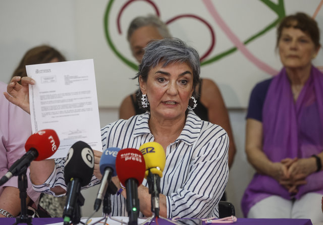 La portavoz de la Coordinadora feminista de València, Cándida Barroso, hace públicos los detalles de las diferentes acciones legales contra Vox e iniciativas reivindicativas.