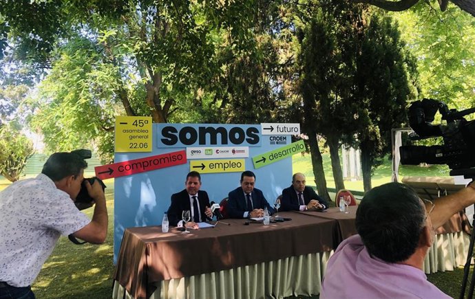 Archivo - El presidente de la Confederación de la Pequeña y Mediana Empresa (Cepyme), Gerardo Cuerva; el presidente de Croem, José María Albarracín; y el presidente de ATA, Lorenzo Amor