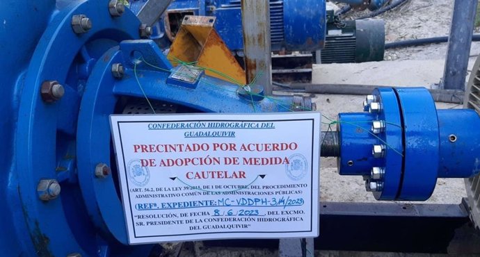 La CHG ejecuta medidas cautelares de precintado de dos tomas de agua para riego del río Guadajoz en Córdoba.