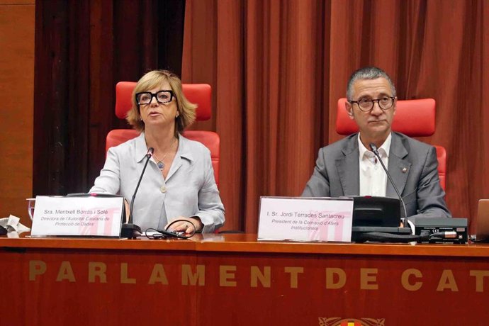 La directora de la Apdcat, Meritxell Borrs, en la Comisión de Asuntos Institucionales, junto al diputado Jordi Terrades (PSC).