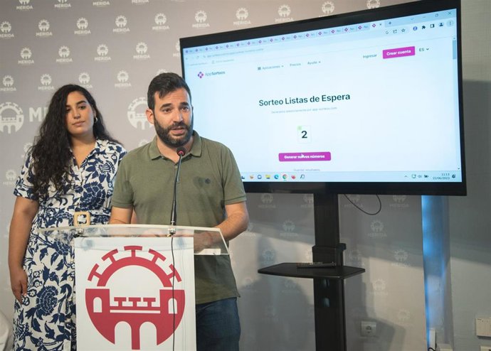 Los concejalas Felipe González y Laura del Carmen Iglesias, en el sorteo.