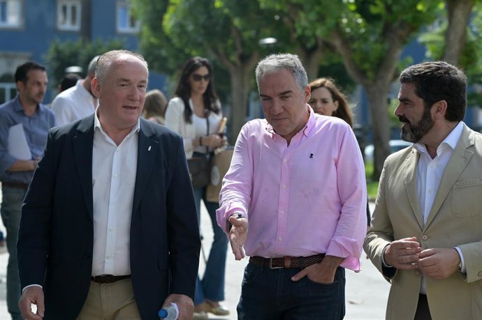 El coordinador general del PP, Elías Bendodo, ha participado en A Coruña en un paseo preelectoral junto al presidente local del PP y portavoz municipal, Miguel Lorenzo, y su equipo. 