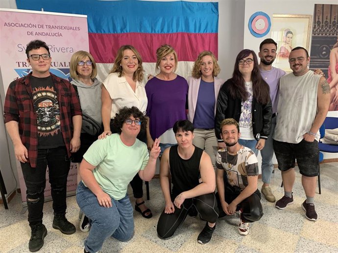 La concejal de Podemos Sevilla, Susana Hornillo,  con representantes de la asociación Trans de Andalucía-Sylvia Rivera.