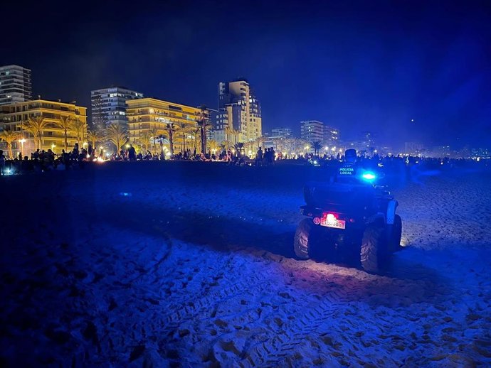 Imagen de un quad de la Policía Local de Alicante en la playa en la noche de San Juan.