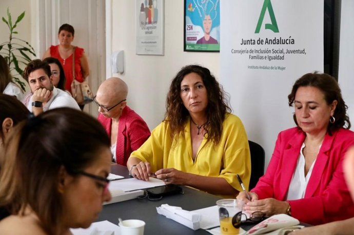 La consejera de Inclusión Social, Juventud, Familias e Igualdad, Loles López, presenta la nueva herramienta de valoración de riesgo en materia de violencia de género