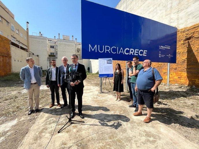 El alcalde de Murcia, José Ballesta, visita los terrenos municipales ubicados en el centro de la pedanía de Puente Tocinos donde el Ayuntamiento promoverá la creación de 26 nuevas viviendas en el marco del proyecto estratégico 'Murcia Crece'