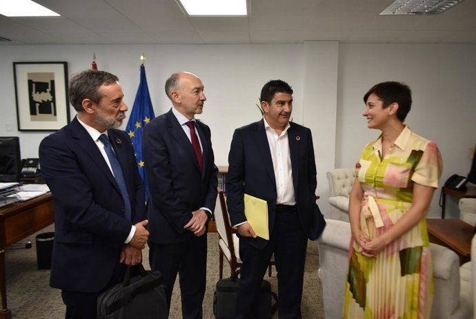 La ministra de Política Territorial y portavoz del Ejecutivo, Isabel Rodríguez,con los nuevos delegados del Gobierno de Galicia, Aragón y Murcia.