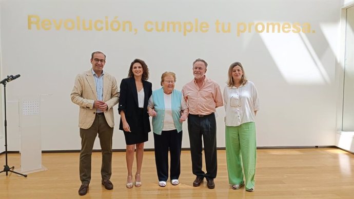 Autoridades en la inauguración de la nueva exposición del Museo Helga de Alvear de Cáceres