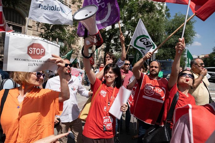 Varias personas participan en una concentración convocada por CCOO, UGT y CSIF ante la sede de la Secretaría de Estado de Función Pública, a 22 de junio de 2023, en Madrid (España).
