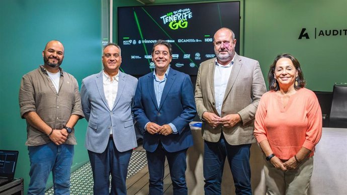 El presidente del Cabildo de Tenerife, Pedro Martín, y el vicepresidente, Enrique Arriaga, en la presentación de 'Tenerife GG'