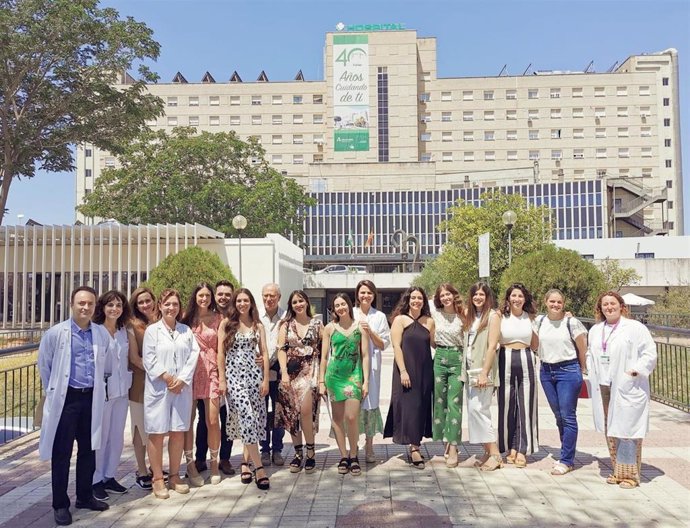 Foto de familia de la última promoción de Enfermeras Internas Residentes (EIR) del Hospital de Valme, en Sevilla.