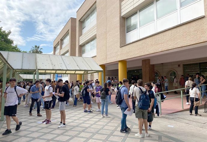 Estudiantes durante un descanso de las pruebas de la PEvAU.
