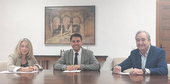 Leopoldo Ruiz (centro), entre Cándida Ruiz y Antonio de Torres, durante la firma del acuerdo.