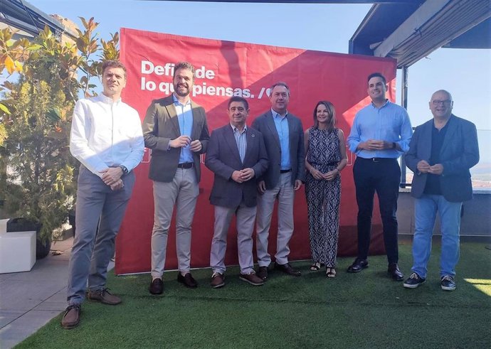 Espadas (c), junto a Reyes y miembros de las candidaturas del PSOE de Jaén.