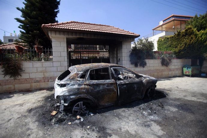 Un vehículo incendiado tras un asalto ejecutado por cientos de colonos israelíes contra la ciudad de Turmus Aya, en Cisjordania