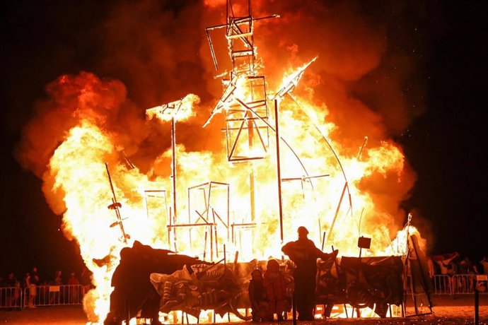 Archivo - Quema de júa en la Noche de San Juan en Málaga capital en una imagen de archivo 