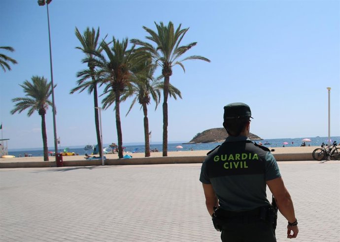 Archivo - Un agente de la Guardia Civil en una zona de playa.