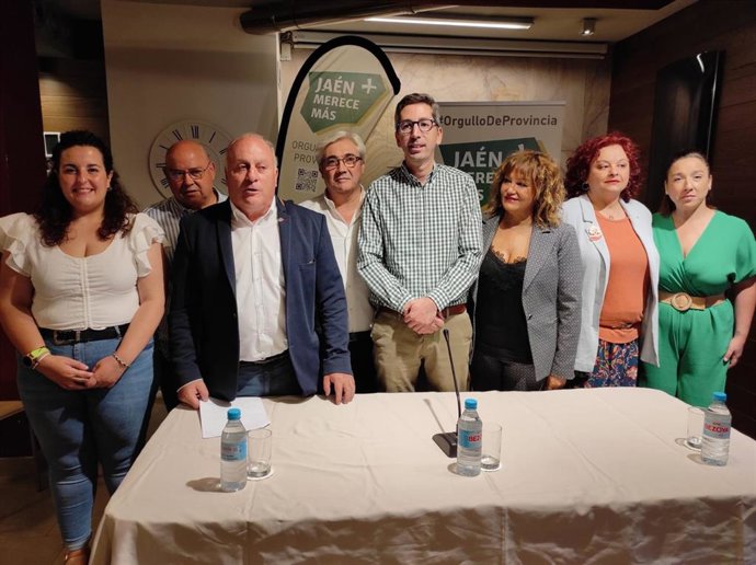 Juanma Camacho en el centro con los integrantes de las candidaturas de JM+ al Congreso y Senado