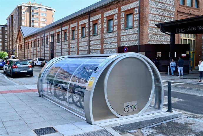Aparcamiento para bicicletas frente a la Biblioteca Central