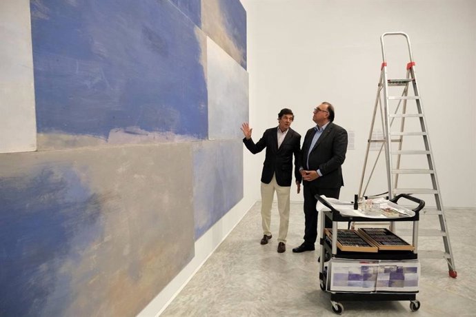 El consejero de Turismo, Cultura y Deporte, Arturo Bernal, acompañado por el Manuel Laffón, sobrino de Carmen Laffón, en el Centro Andaluz de Arte Contemporáneo (CAAC).