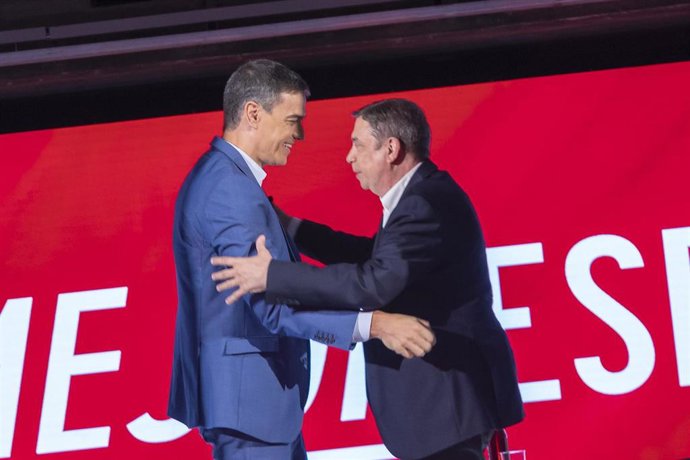 El presidente del Gobierno y secretario general del PSOE, Pedro Sánchez y el ministro de Agricultura, Pesca y Alimentación, Luis Planas, en una acto en la sede del partido en la calle Ferraz.