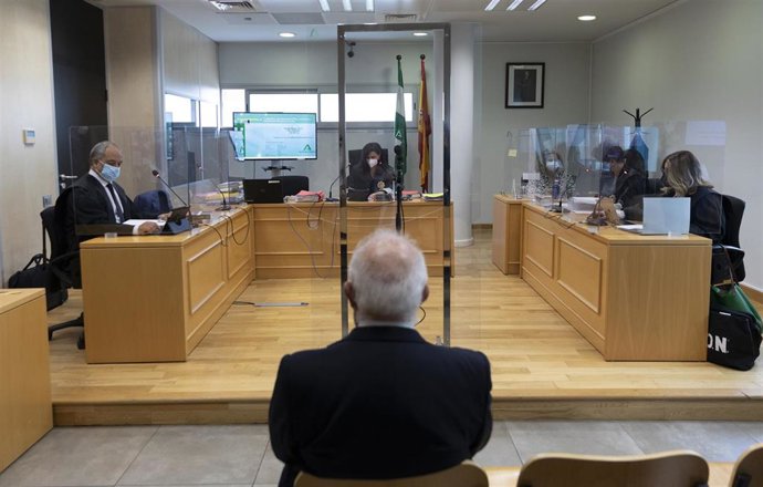 Archivo - El psiquiatra hispalense Javier Criado,  durante  el juicio en su contra