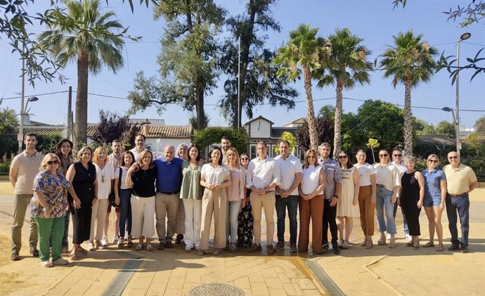 Crespín (centro), con los ediles socialistas del partido judicial de Posadas.