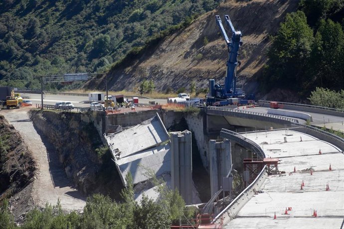 Archivo - Operarios y grúas trabajan durante el desmontaje del tercer y último vano del viaducto de la A6, a 19 de agosto de 2022, en Vega de Valcarce, León, Castilla y León, (España). Estas obras se producen dos meses y medio después de que se derrumba