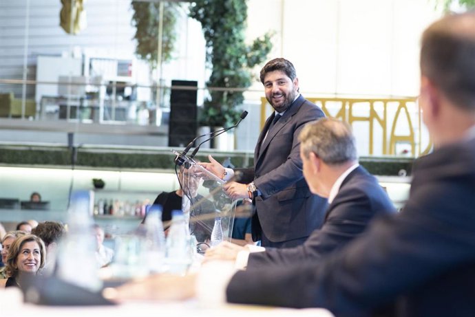 El presidente del Gobierno regional en funciones, Fernando López Miras, interviene en la clausura de la Asamblea General de la Confederación Regional de Organizaciones Empresariales de Murcia