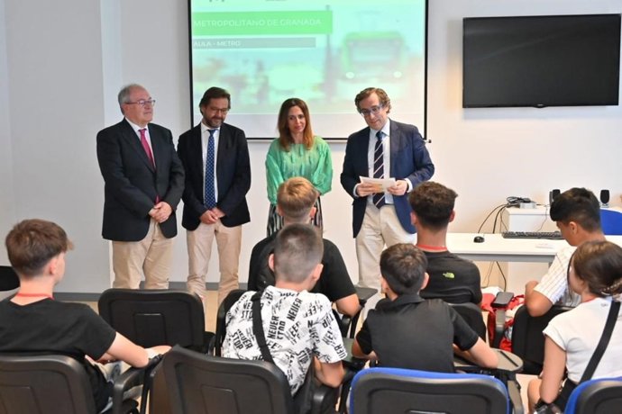 Rocío Díaz participa en la visita de estudiantes al Metro de Granada