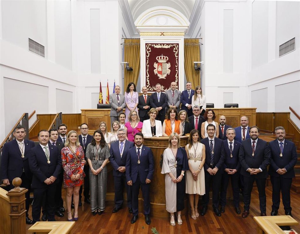 Arranca la XI legislatura en las Cortes de Castilla-La Mancha con la toma de posesión de los 33 diputados que conforman la cámara