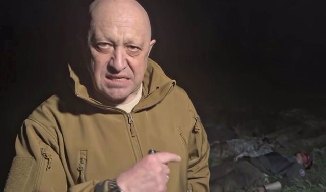 Archivo - May 5, 2023, Bakhmut, Donetsk Oblast, Ukraine: Russian Yevgeny Prigozhin, owner of the Wagner Group of mercenaries, points to the bodies of his soldiers as he broadcasts a tirade against Russian Defense Minister Sergei Shoigu accusing the milita
