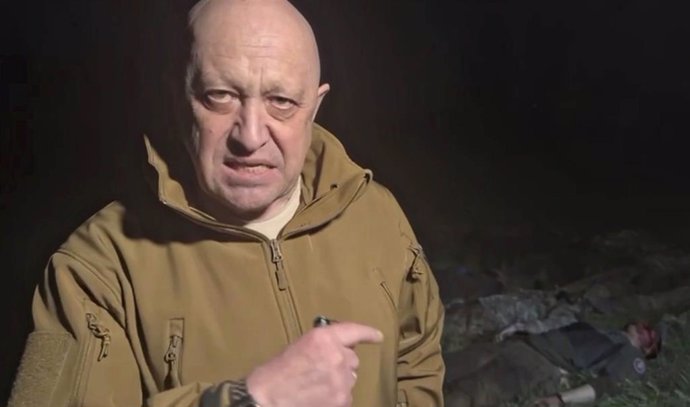 Archivo - May 5, 2023, Bakhmut, Donetsk Oblast, Ukraine: Russian Yevgeny Prigozhin, owner of the Wagner Group of mercenaries, points to the bodies of his soldiers as he broadcasts a tirade against Russian Defense Minister Sergei Shoigu accusing the mili