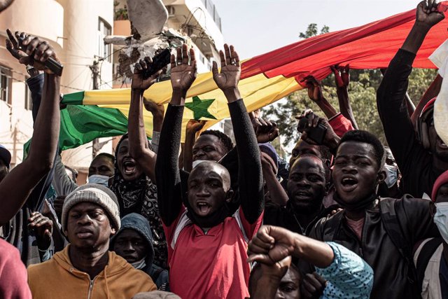 Archivo - Imagen de archivo de manifestantes en apoyo al líder opositor Ousmane Sonko en Dakar, Senegal.