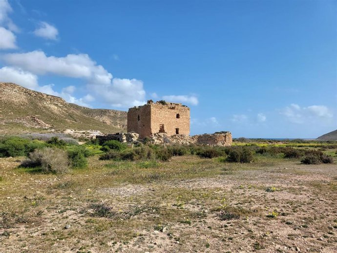 Torre de los Alumbres, en el Playazo de Rodalquilar, en el parque natural Cabo de Gata-Níjar (Almería)