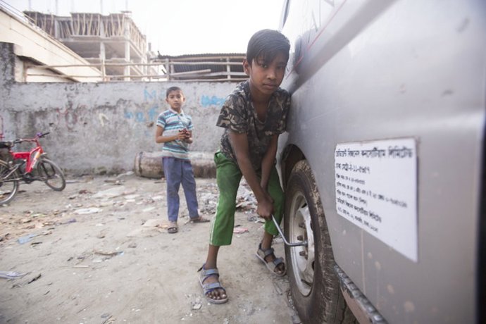 Ripón trabajando en un taller mecánico en Bangladés.