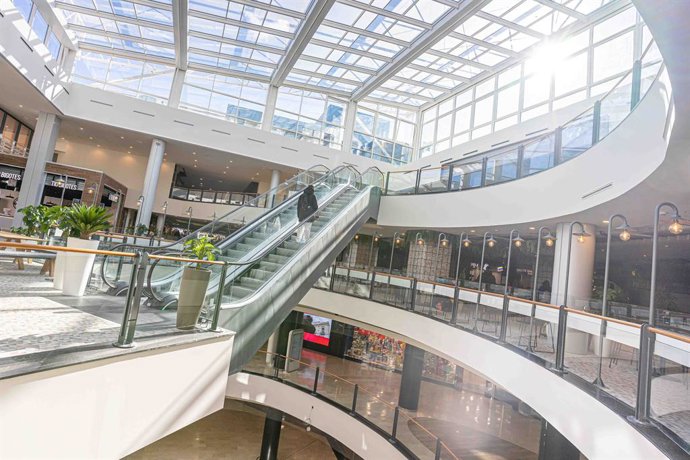 Lucernario del renovado C.C. La Farga.