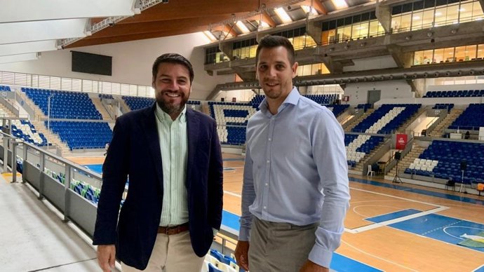 El teniente de alcalde de Turismo, Innovación, Cultura, Deportes, Restauración y Coordinación Municipal del Ayuntamiento de Palma, Javier Bonet, y el director general de Deportes del Ayuntamiento de Palma, David Salom.