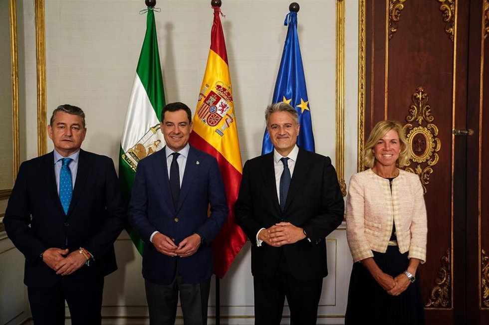 Juanma Moreno recibe en el Palacio de San Telmo al presidente de Microsoft España