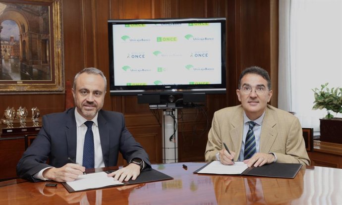 El acuerdo ha sido firmado este jueves por el director de Negocios Digitales de Unicaja Banco, Joaquín Sevilla, y el director general adjunto de Servicios Sociales para Personas Afiliadas de la ONCE, Andrés Ramos.